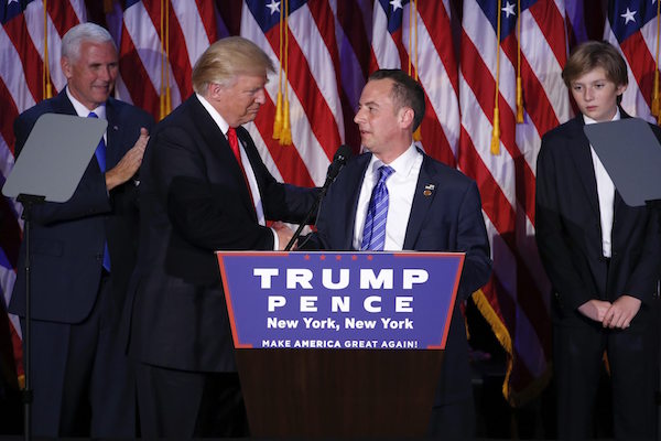 El candidato republicano a la Presidencia, Donald Trump (2&ordm; izq), estrecha la mano al presidente del Comit&eacute; Nacional Republicano, Reince Preibus (2&ordm; dcha), durante la fiesta electoral organizada en el New York Hilton Midtown de Nueva York en la noche del 8 de noviembre de 2016. 