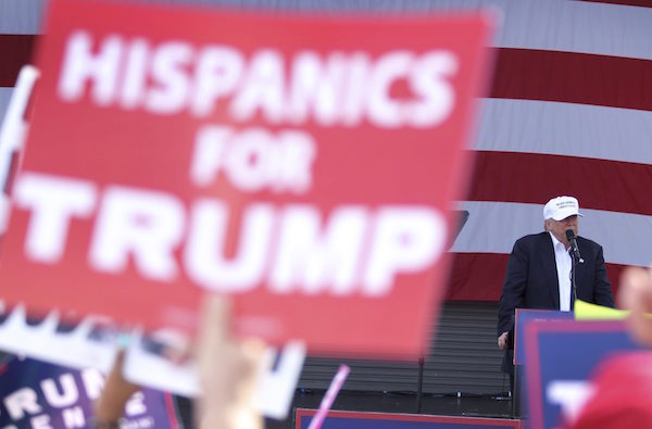 Donald Trump obtuvo mayor respaldo de los votantes hispanos que el nominado republicano del 2012 Mitt Romney, como lo demostraron sus triunfos en varios estados incluyendo Florida.