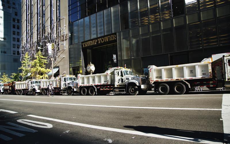 Vista del perímetro de seguridad en el acceso principal de la Trump Tower en Nueva York, Estados Unidos hoy 8 de noviembre de 2016 desde donde el candidato presidencial republicano Donald Trump sigue la jornada electoral.
