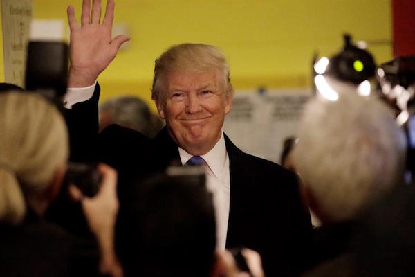 El candidato republicano, Donald Trump, saluda a sus simpatizantes despu&eacute;s de votar en la ciudad de Nueva York en las elecciones presidenciales 