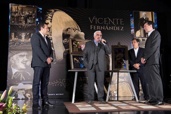  El cantante mexicano Vicente Fern&aacute;ndez (c) habla hoy, martes 8 de noviembre de 2016, durante una rueda de prensa en la ciudad mexicana de Guadalajara(M&eacute;xico), donde le fue entregado el disco de Oro y de Platino por sus altas ventas de su grabaci&oacute;n durante su ultimo concierto titulado "Un Azteca en el Azteca". 
