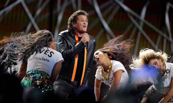 El cantante Carlos Vives se presenta durante los premios Grammy Latino.