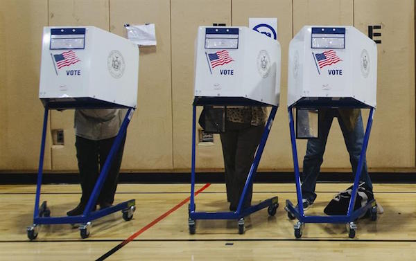  Votantes rellenan sus papeletas en las cabinas de un colegio electoral de Astoria, Nueva York.