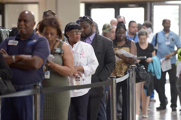 Electores hacen fila para votar hoy, lunes 24 de octubre 2016, en un colegio electoral de Miami.