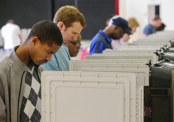 El voto anticipado en las elecciones apunta dos tendencias claras: los latinos acuden a las urnas con más pasión que en anteriores comicios, lo que beneficia a la candidata demócrata Hillary Clinton, pero los afroamericanos muestran mayor desgana, lo que favorece al republicano Donald Trump. EFE/ARCHIVO