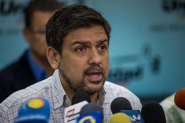El dirigente opositor Carlos Ocariz ofrece una rueda de prensa hoy, jueves 3 de noviembre de 2016, en Caracas (Venezuela). 