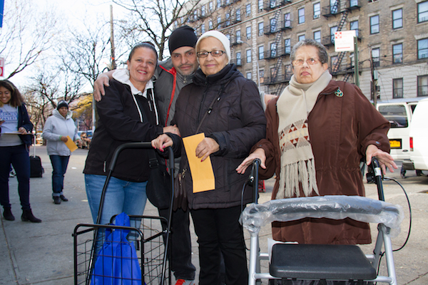 “Es la primera vez que voy a ir al Citi Field con la familia”, expresó Rosa Martínez mientras sostenía con una mano los boletos, y con la otra un carrito de compras donde colocó el pavo.