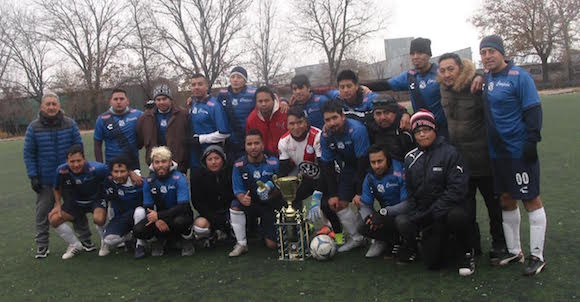 Dirigentes y jugadores del onceno Camoteros que venci&oacute; en la gran final al Tepeyac para conquistar el torneo Oto&ntilde;o 2016, organizado por la Liga Maya de F&uacute;tbol . (Foto Buki Chap&iacute;n).