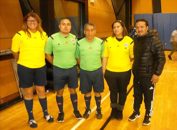 Integrantes de la Asociaci&oacute;n de Referi de El Bronx, quienes pr&oacute;ximamente tendr&aacute;n su Cena Navide&ntilde;a para cerrar con broche de oro sus labores arbitrales del presente a&ntilde;o. Desde la izquierda, Cynthia Carrasquillo, Alejandro Torres, Gabriela Oro y Armando &Aacute;lvarez. (Foto Buki Chap&iacute;n).