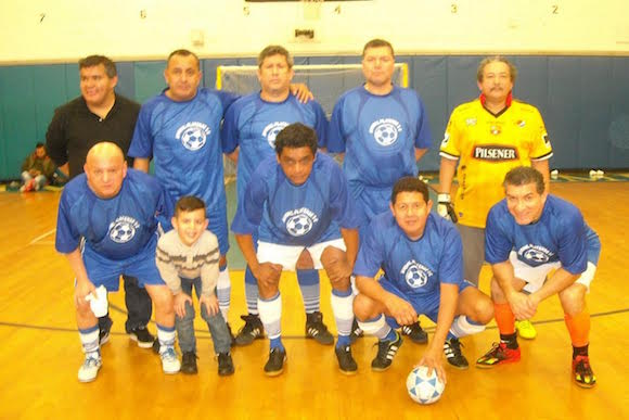Los Cincuentones del Juvenil Platense que se encuentran desempe&ntilde;ando un excelente papel en el campeonato de la Liga Cristo del Consuelo en Brooklyn. (Foto Buki Chap&iacute;n).