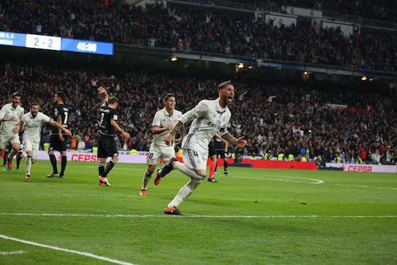 Aqu&iacute; vemos a Sergio Ramos, defensa y capit&aacute;n del Real Madrid, en plena carrera para celebrar el gol que le anot&oacute; al Deportivo La Coru&ntilde;a para darle el triunfo al conjunto Merengue, seguido muy de cerca por James Rodr&iacute;guez. (Foto Especial de Cathy Lojo). 