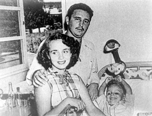 Castro con su primera mujer, Mirta D&Igrave;az Balart, y su hijo Fidelito.