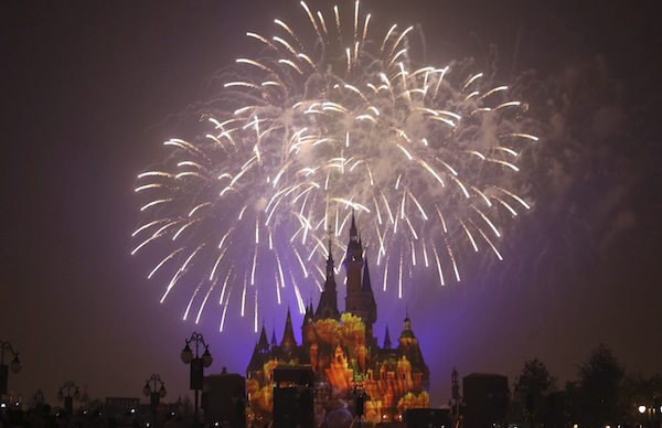 Vista general de los fuegos artificiales lanzados durante la inauguraciÛn del primer parque tem·tico de Disney en China, el llamado Complejo Disney de Shangh·i, China, el 16 de junio de 2016.