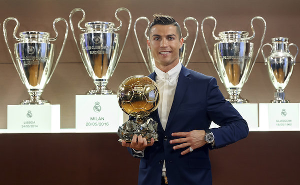 Fotograf&iacute;a facilitada por la revista France Football del portugu&eacute;s del Real Madrid Cristiano Ronaldo, en la Sala de Juntas del estadio Santiago Bernab&eacute;u con su cuarto Bal&oacute;n de Oro, lo que le sit&uacute;a a uno del argentino del Barcelona Lionel Messi. EFE/Angel Martinez *SOLO USO EDITORIAL/NO VENTAS*
