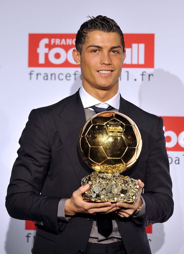 El entonces delantero del Manchester United, Cristiano Ronaldo, posa con el Bal&Ucirc;n de Oro, concedido al mejor jugador europeo del a&Ograve;o, en el estudio de TF1 en Boulogne Billancourt, Par&Igrave;s, Francia, el 7 de diciembre de 2008. EFE/Yoan Valat