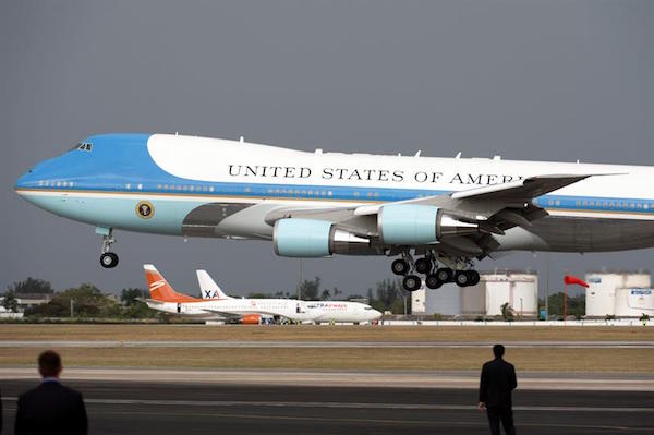  Fotograf&iacute;a de archivo del pasado 20 de marzo de 2016 del Air Force One con el por entonces presidente Barack Obama despegando del aeropuerto Jos&eacute; Mart&iacute; de La Habana, Cuba El presidente electo, Donald Trump, anunci&oacute; hoy 6 de diciembre de 2016 la necesidad de cancelar una orden para fabricar un nuevo modelo del "Air Force One" y que, seg&uacute;n sostiene, costar&iacute;a m&aacute;s de 4.000 millones de d&oacute;lares. 