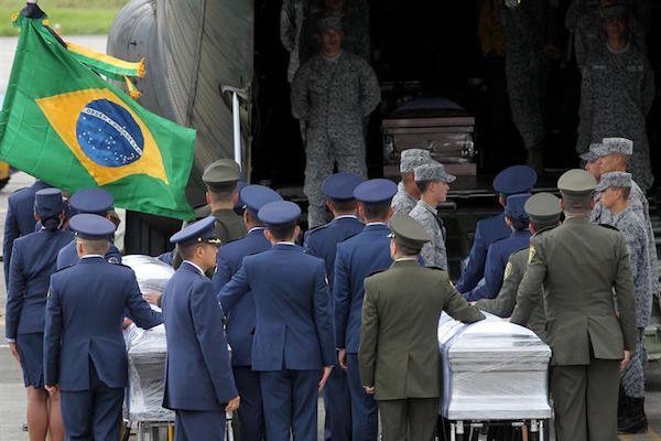  Los f&eacute;retros de los 64 brasile&ntilde;os fallecidos en el accidente del avi&oacute;n que transportaba al equipo del club Chapecoense son trasladados a uno de los aviones H&eacute;rcules de la Fuerza A&eacute;rea Brasile&ntilde;a (FAB) hoy, viernes 2 de diciembre de 2016, en la base militar de Rionegro, a las afueras de Medell&iacute;n (Colombia), para su repatriaci&oacute;n a Brasil.