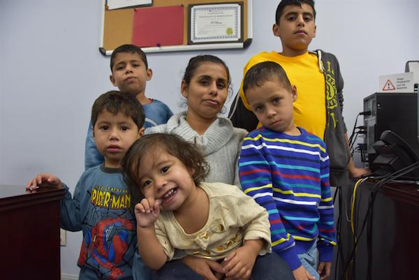 La hondure&ntilde;a Carla Boqu&iacute;n (c) posa posa con sus hijos, mientras tramita asilo en Estados Unidos, a trav&eacute;s de organizaci&oacute;n El Rescate, por pertenecer a familia v&iacute;ctima de grupos delincuenciales en Honduras hoy, domingo 18 de diciembre de 2016, en Los &Aacute;ngeles.