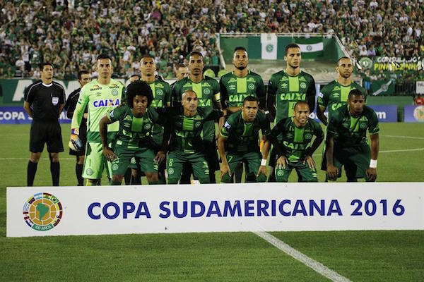  Fotograf&iacute;a del 23 de noviembre de 2016, de jugadores del Chapecoense quienes posan al inicio del partido de vuelta por las semifinales de la Copa Sudamericana, en la Arena Cond&aacute; de Chapec&oacute; (Brasil).