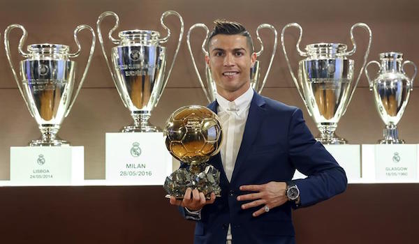 Fotograf&iacute;a facilitada por la revista France Football del portugu&eacute;s del Real Madrid Cristiano Ronaldo, en la Sala de Juntas del estadio Santiago Bernab&eacute;u con su cuarto Bal&oacute;n de Oro, lo que le sit&uacute;a a uno del argentino del Barcelona Lionel Messi.