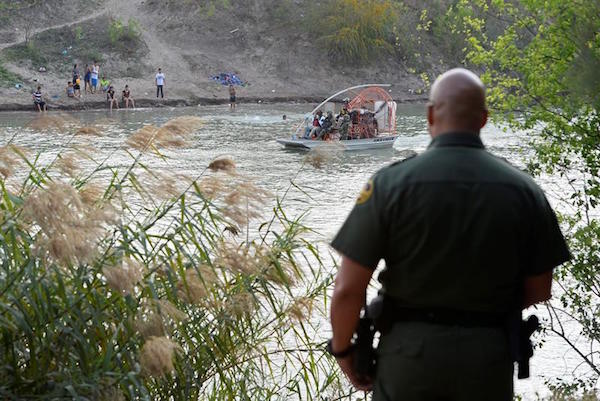 Un agente de la Patrulla Fronteriza estadounidense observa una embarcaci&oacute;n militar mexicana en el R&iacute;o Grande para entrar ilegalmente al pa&iacute;s. EFE/Archivo