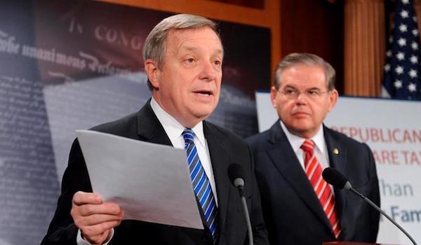 El senador demócrata por Illinois Richard Durbin discutió hoy con empresarios de Chicago el proyecto de ley Bridge Act que elaboró con el republicano Lindsey Graham, de Carolina del Sur, para extender por tres años la protección de la Acción Diferida a 744.000 jóvenes indocumentados. EFE/ARCHIVO