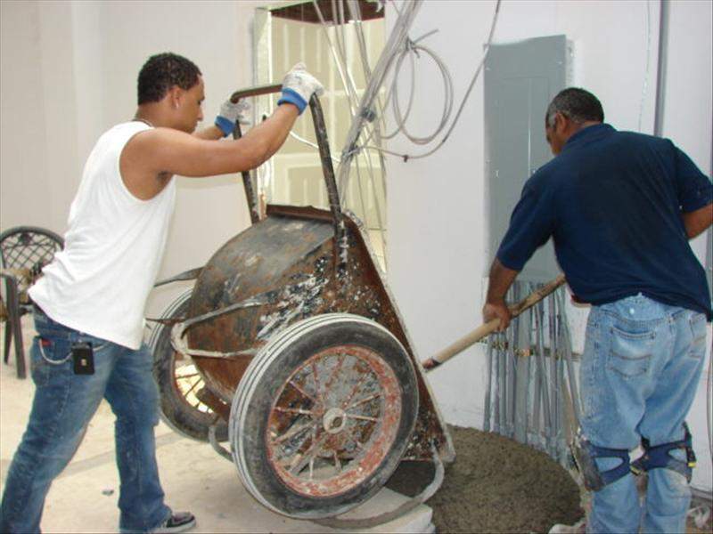 M&aacute;s de 10.000 millones de d&oacute;lares en impuestos se dejan de recaudar anualmente en el pa&iacute;s debido al desaprovechamiento de unos dos millones de inmigrantes profesionales que realizan trabajos menores o est&aacute;n desempleados, inform&oacute; hoy por el Instituto de Pol&iacute;ticas de Migraci&oacute;n (MPI). EFE/ARCHIVO