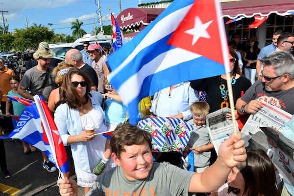 Cubanos participan en una manifestaci&oacute;n para celebrar la muerte del l&iacute;der cubano Fidel Castro.