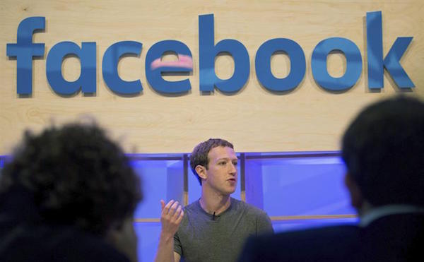 El documento de 51 p&aacute;ginas, obtenido hoy por Efe, indica que Google, Facebook y Twitter "por a&ntilde;os, e irresponsablemente, proveen al grupo terrorista EI con cuentas que utilizan en sus redes sociales como herramientas para diseminar propaganda extremista, recaudar fondos y atraer a nuevos reclutas". EFE/ARCHIVO
