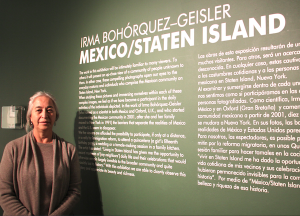 La bi&oacute;loga, fot&oacute;grafa y activista mexico-americana Irma Boh&oacute;rquez junto a la presentaci&oacute;n de su muestra en la Galer&iacute;a Octavio Paz del Consulado General de M&eacute;xico en Nueva York, que estar&aacute; abierta hasta el 28 de febrero del 2017.