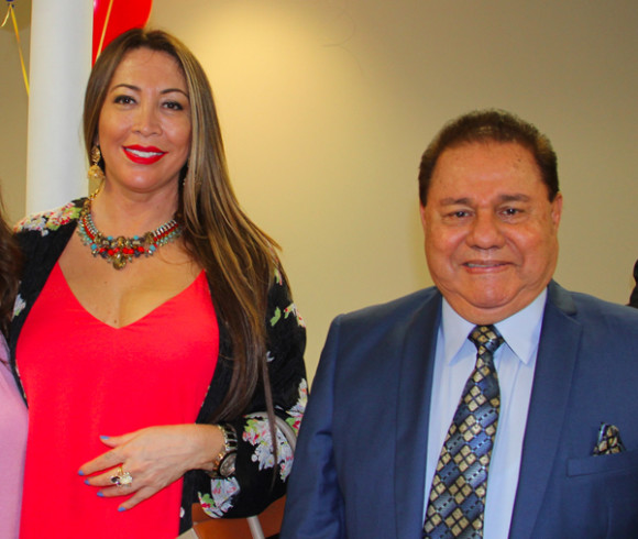 Los empresarios de origen colombiano Luz Quintero y su esposo Hugo Cartagena, promotores y realizadores del Ecuatón para las víctimas del terremoto en Ecuador, que acaba de entregar cuatro casas en Portoviejo.