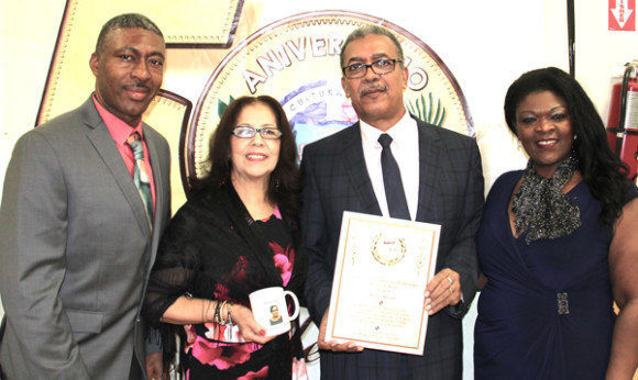 El periodista dominicano Félix Grant con la placa reconociendo sus 35 años de trabajo comunitario, junto a su esposa Hilda y rodeado por su hermana Juana Hodge y su cuñado Juan Robles.