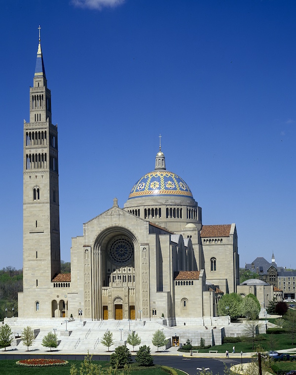 La bas&iacute;lica del Santuario Nacional de la Inmaculada en la Ave. Michigan en la capital de la naci&oacute;n, fue designada la Iglesia cat&oacute;lica nacional y patronal de los Estados Unidos en honor a la Virgen Mar&iacute;a. Es la iglesia cat&oacute;lica m&aacute;s grande de la naci&oacute;n y de Am&eacute;rica del Norte y una de las diez iglesias m&aacute;s grandes del mundo, es adem&aacute;s el edificio habitable m&aacute;s alto en Washington, D.C.