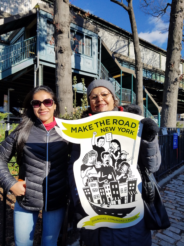 El Departamento de Asuntos del Consumidor, la Oficina del Alcalde de asuntos de Inmigraci&oacute;n (MOIA), y Make the Road NYC, as&iacute; como funcionarios electos, grupos de promoci&oacute;n, y los proveedores de servicios jur&iacute;dicos salieron a las calles de Queens, durante la ma&ntilde;ana del jueves para educar a los neoyorquinos acerca de los servicios fraudulentos de inmigraci&oacute;n. 