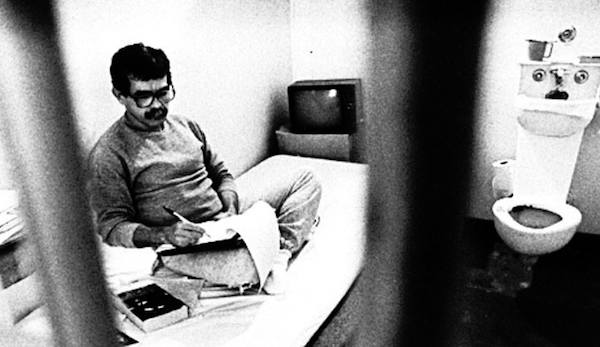 En la gr&aacute;fica en su celda en 1988 Oscar L&oacute;pez cumpl&iacute;a reci&eacute;n siete de los cincuenta y cinco a&ntilde;os de prisi&oacute;n inicialmente dictados en su contra, a los que posteriormente se a&ntilde;adieron quince a&ntilde;os por su intento de escape incitando a la violencia a sus seguidores.