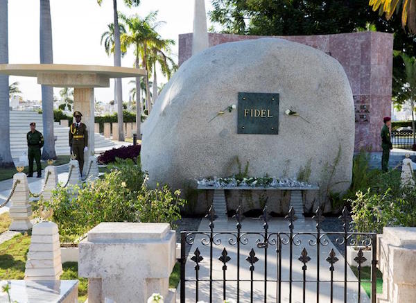 Vista de la tumba del l&iacute;der cubano Fidel Castro hoy, domingo 4 de diciembre de 2016, en el cementerio Santa Ifigenia, en la ciudad de Santiago de Cuba. 