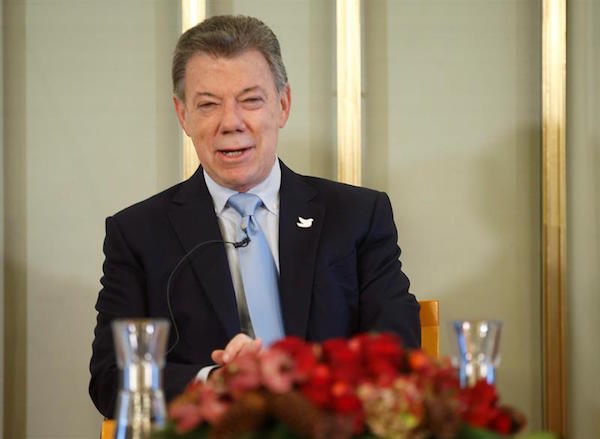 El presidente colombiano, Juan Manuel Santos, durante una rueda de prensa en la sede del Instituto Nobel en Oslo, Noruega, hoy, 9 de diciembre de 2016. Santos lleg&oacute; a Oslo acompa&ntilde;ado por una comitiva de unos 30 invitados especiales, entre ellos v&iacute;ctimas del conflicto armado y su equipo negociador con las FARC, para recibir el pr&oacute;ximo s&aacute;bado el Premio Nobel de Paz. 