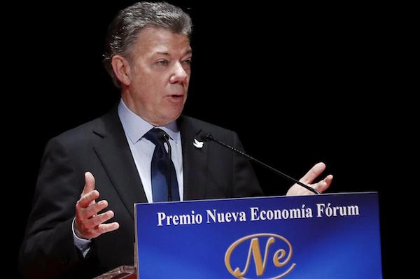 El presidente de Colombia, Juan Manuel Santos, durante su intervención hoy tras haber recibido el premio anual de Nueva Economía Fórum al Desarrollo Económico y la Cohesión Social de manos del jefe del Ejecutivo español, Mariano Rajoy, en un acto celebrado en el Teatro Real de Madrid.