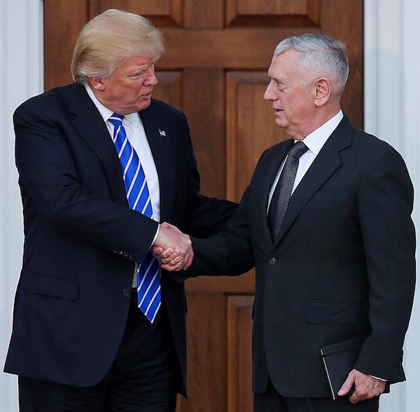 Fotograf&iacute;a de archivo del 19 de noviembre de 2016 del presidente electo estadounidense, Donald Trump (i), estrechando la mano del retirado James Mattis (d).