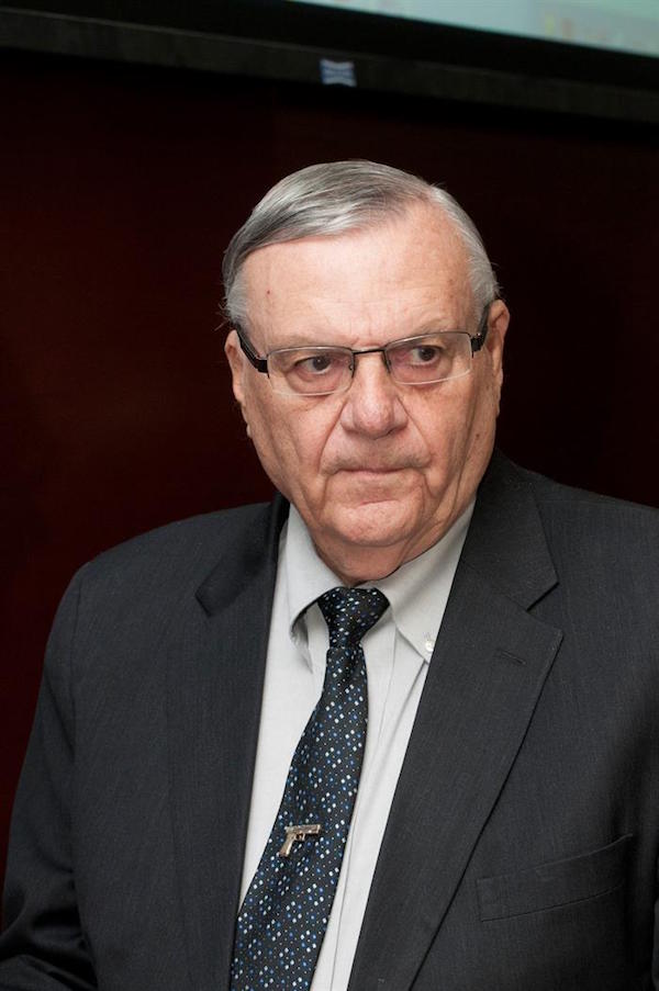 El alguacil del condado de Maricopa, Joe Arpaio (i), habla en una conferencia de prensa hoy, jueves 15 de diciembre de 2016, en Phoenix (EE.UU.). Arpaio anunció que después de una investigación de cinco años sus detectives determinaron que la partida de nacimiento presentada por el presidente Barack Obama era un documento creado fraudulentamente.