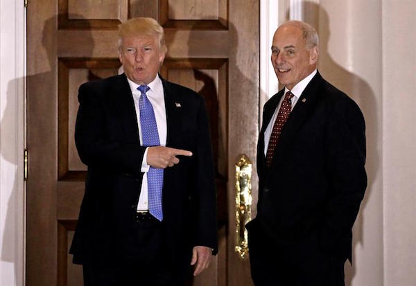 Fotograf&iacute;a de archivo fechada el 20 de noviembre de 2016 que muestra al presidente electo de Estados Unidos, Donald Trump (i), y al exjefe del Comando Sur de EE.UU., el general retirado John Kelly (d), en el campo de golf Trump International Golf Club en Bedminster Township, Nueva Jersey.