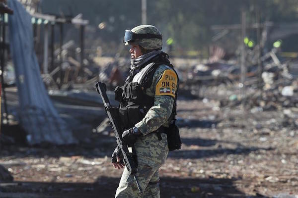 Personal del ejercito mexicano custodia las labores de los peritos del Estado de México, quienes continúan las labores periciales fotográficas, de campo y forenses hoy, miércoles 21 de diciembre de 2016, en la zona donde se registró la explosión en el Mercado de Pirotecnia de San Pablito, en el municipio mexicano de Tultepec (México).