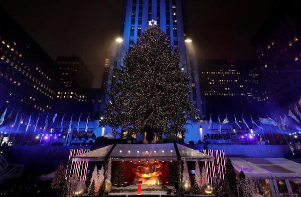 Vista del &aacute;rbol de navidad del Rockefeller Center durante la ceremonia 84 de su encendido hoy, 30 de noviembre de 2016, en Nueva York.