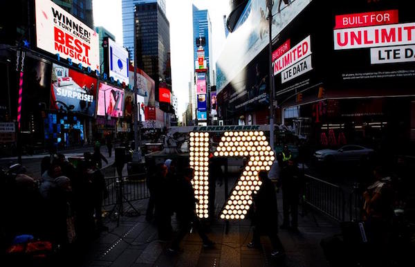  Varias personas pasean delante de los n&uacute;meros 1 y 7 compuestos por luces y que van a adornar la plaza Times Square de Nueva York formando el n&uacute;mero 2017.