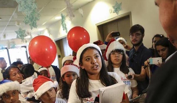 Centenares de niños estadounidenses, hijos de inmigrantes, entregaron hoy cartas a alcaldes de todo el país para pedirles que protejan a las familias de las promesas electorales de Donald Trump de deportar a millones de indocumentados. EFE