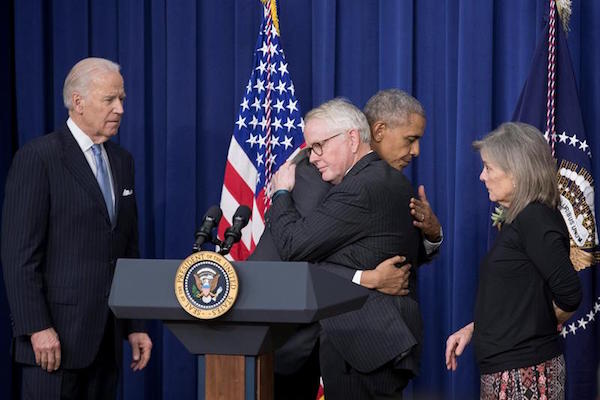 El presidente de Estados Unidos, Barack Obama (2i), abraza al ex legislador del estado de Virginia del Oeste David Grubb (2d), cuya hija murió de una sobredosis de drogas, mientras la esposa de Grubb, Kate (d) y el vicepresidente estadounidense, Joe Biden (i), los observan después de la firma de la Ley de Curación del Siglo 21.