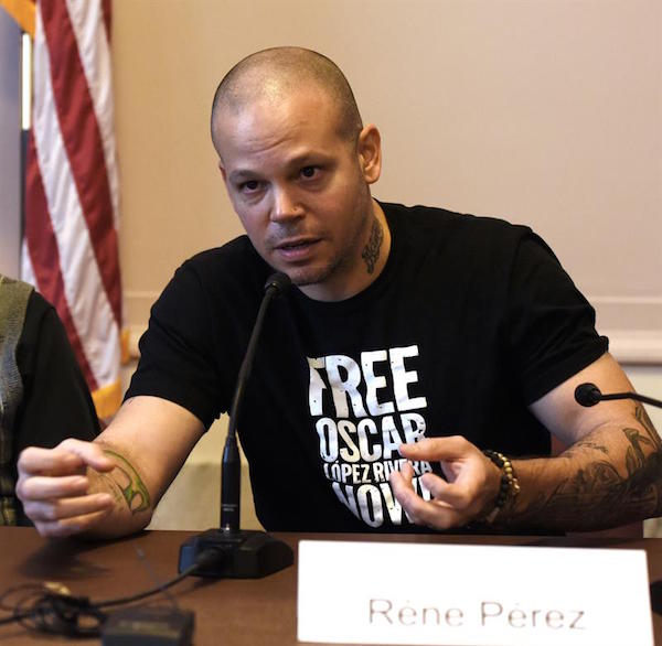El cantante del grupo puertorriqueño Calle 13, René Pérez, apodado Residente, habla durante una rueda de prensa en la sede del Senado.