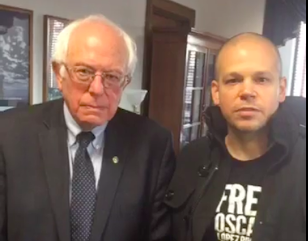 El vocalista hizo esta petición en un acto en la sede del Senado estadounidense, organizado por la oficina del senador por Vermont, Bernie Sanders, excandidato a la nominación presidencial del Partido Demócrata. Captura de video Facebook.