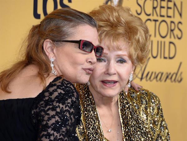 Fotograf&iacute;a de archivo fechada el 25 de enero de 2015 que muestra a la actriz estadounidense Debbi Reynolds (d) y a su hija, tambi&eacute;n actriz, Carrie Fisher (i) durante una ceremonia de premios en el Shrine Auditorium de Los &Aacute;ngeles, California.