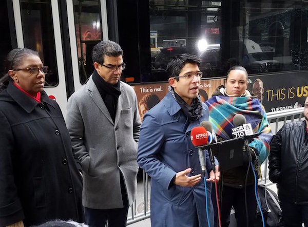 Los Concejales de Nueva York Ydanis Rodríguez y Carlos Menchaca y la asambleísta- electa Carmen De La Rosa se apostaron en la Torre Trump para denunciar al presidente electo Donald Trump por su insistencia en no designar a un sólo latino a su gabinete. Foto Ydanis Rodríguez Twitter.
